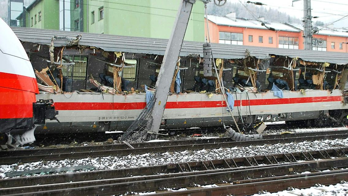 Der EC von Graz nach Saarbrücken war am Montag im Bahnhof Niklasdorf in der Steiermark mit einem Regionalzug zusammengestoßen.