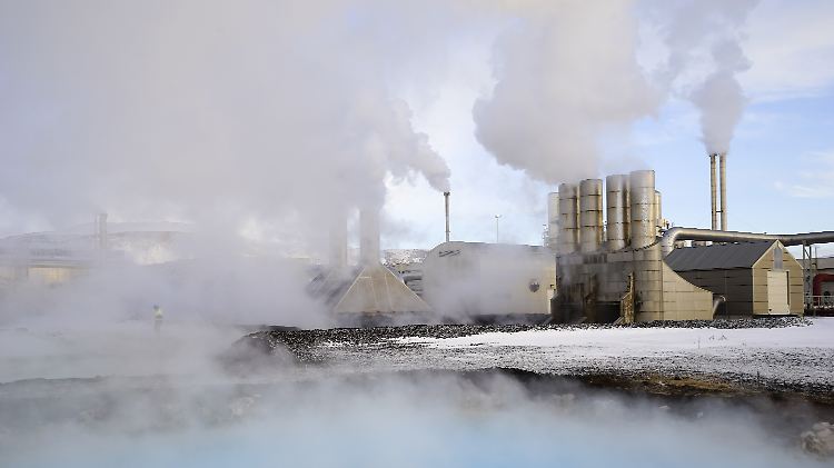 Dampfwolken steigen aus einem Erdwärme-Kraftwerk. Das Kraftwerk in Grindavik, Island versorgt ein Rechenzentrum, in dem Bitcoins errechnet werden.