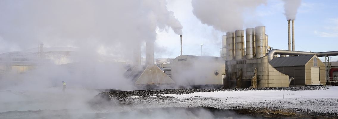Dampfwolken steigen aus einem Erdwärme-Kraftwerk. Das Kraftwerk in Grindavik, Island versorgt ein Rechenzentrum, in dem Bitcoins errechnet werden.