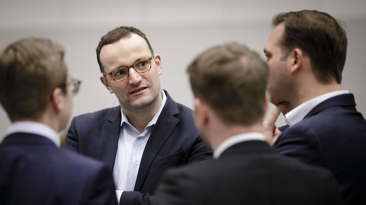Dass Jens Spahn dem nächsten Kabinett angehört, gilt als wahrscheinlich - Merkel hätte damit einen ihrer Kritiker eingebunden.