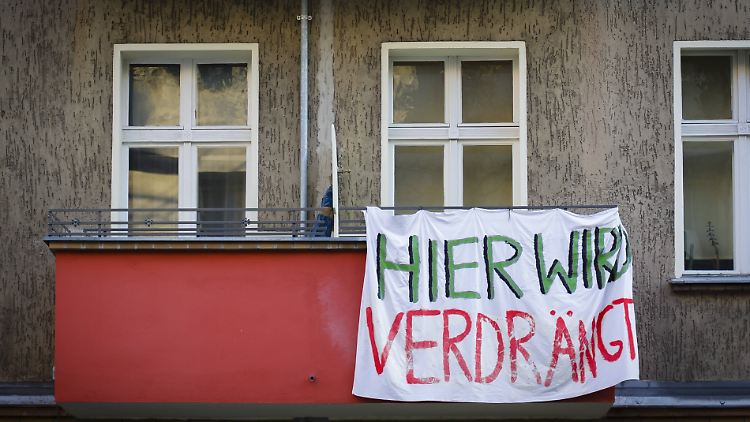 Sieht man in Großstädten immer öfter: Mieter die sich gegen Verkauf oder Mieterhöhung wehren.