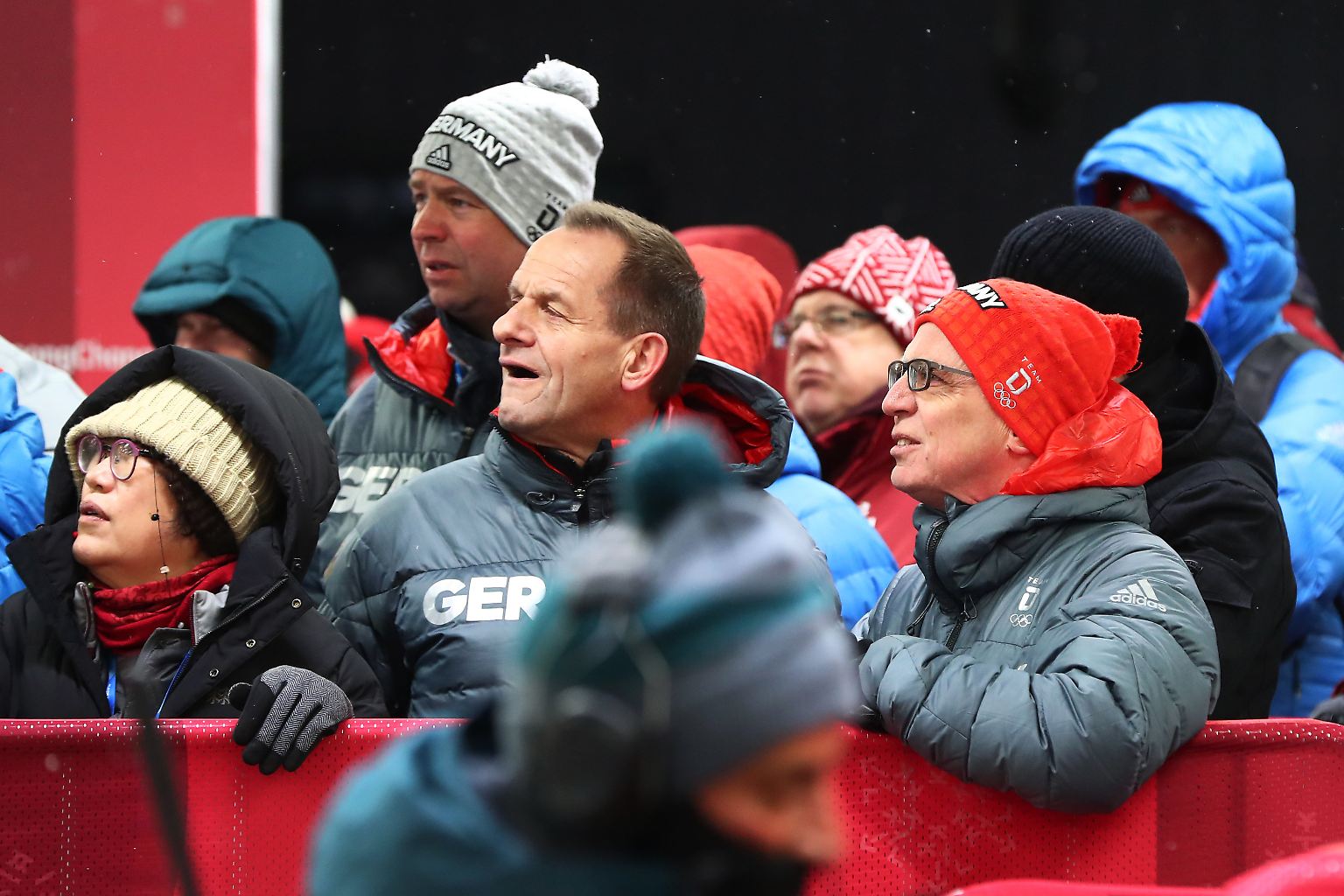 Innenminister Thomas de Maizière hält den Atem an. Bis zum letzten Lauf sind die Nerven beim deutschen Rodelteam und den Fans an diesem Dienstaggespannt.