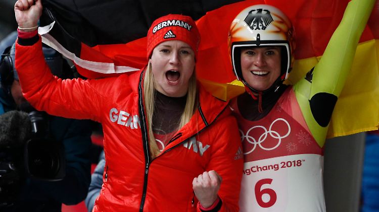 Gemeinsame Freude ist doppelte Freude: Dajana Eitberger und Natalie Geisenberger feiern ihren Doppeltriumph.
