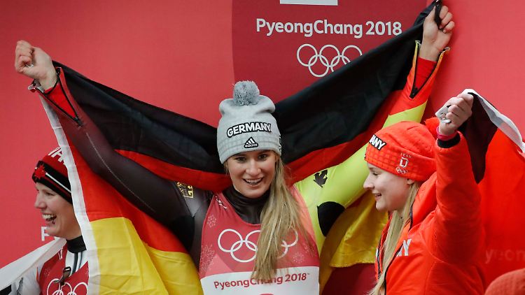 Nach dem Stimmungskrimi: Natalie Geisenberger, Dajana Eitberger und  Alex Gough, links.