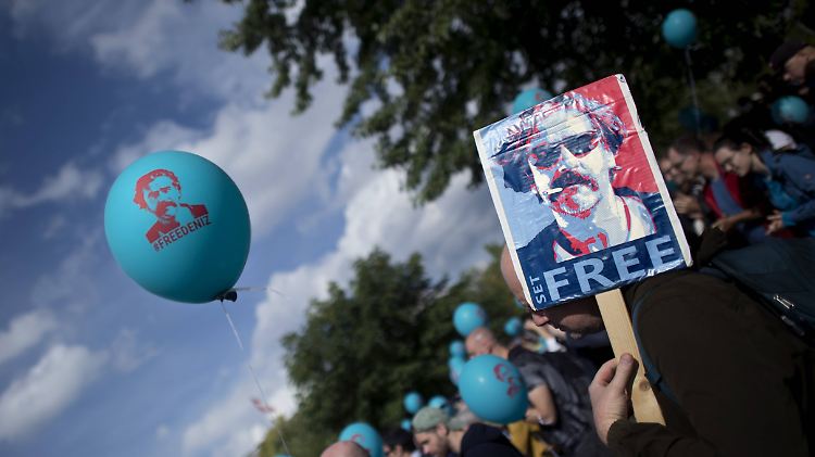 Eine Demonstration für die Freilassung von Deniz Yücel. Der Fall ist inzwischen stark politisch aufgeladen.