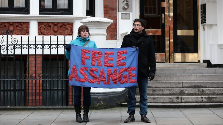 Vor der ecuadorianischen Botschaft in London fordern Aktivisten die Aufhebung des Haftbefehls gegen Assange.