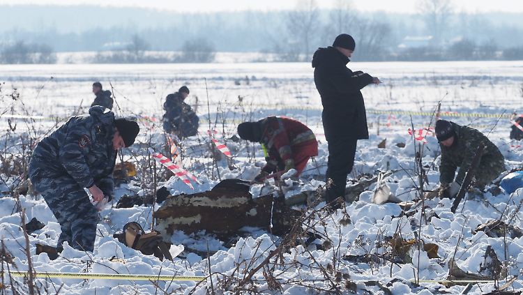 1000 Personen und 200 Fahrzeuge werden derzeit eingesetzt, um nach den weit verstreuten Wrack- und auch Leichenteilen zu suchen.