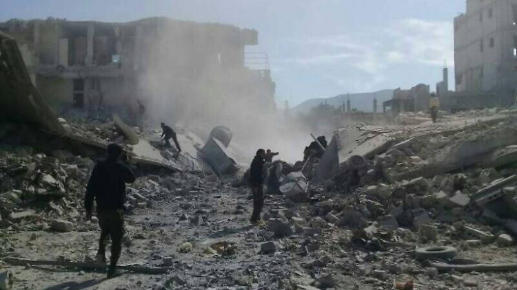 In Khan Scheichun kamen im vergangenen Jahr mehr als 100 Menschen bei einem mutmaßlichen Giftgasangriff des syrischen Regimes um. 