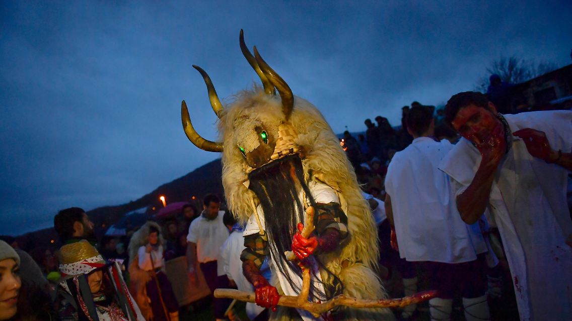 Auch in Spanien wird Karneval gefeiert - zum Beispiel im nordspanischen Alsasua. Dort gehört der "Momotxorro" dazu, ein Mischwesen aus Mensch und Tier.