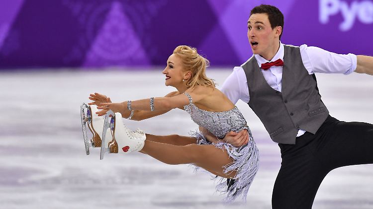 Aljona Savchenko und Bruno Massot müssen sich in der Kür mächtig strecken.