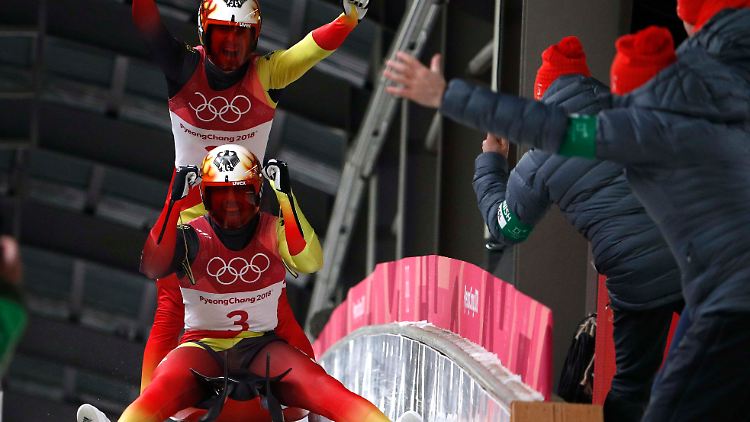 Doppelte Freude: Tobias Wendl und Tobias Arlt feiern ihren erneuten Olympiasieg.