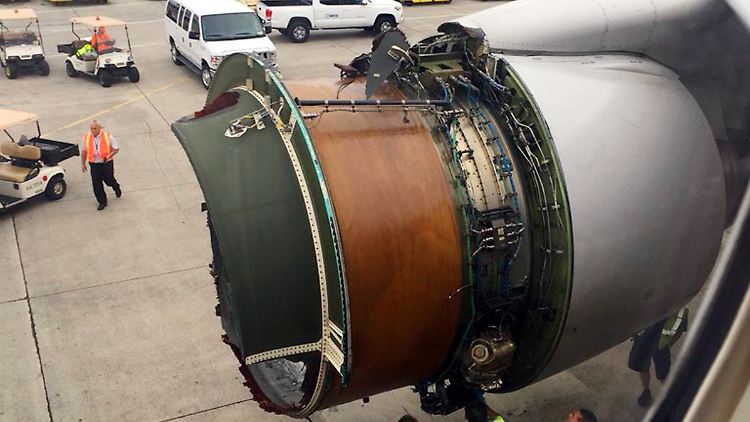 Als das Flugzeug landete, lag das Triebwerk der Boeing 777 fast komplett frei.