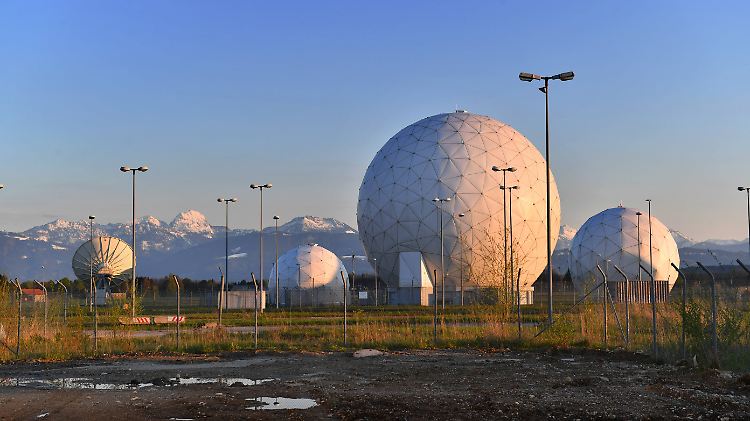 Von der Basis Bad Aibling aus kann der BND fremde Kommunikationssatelliten abhören. Doch der Geheimdienst will auch eigene Spionagesatelliten haben. 