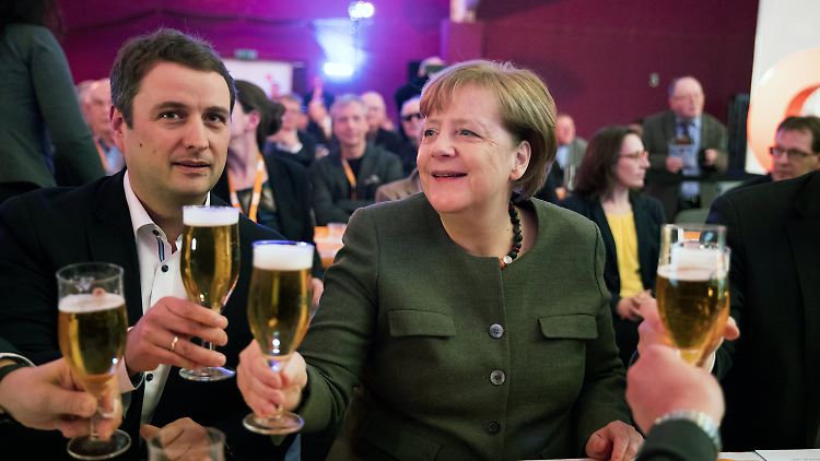 Darauf ein Bier: Vincent Kokert, CDU-Landesvorsitzender in Mecklenburg-Vorpommern, mit seiner Parteichefin Angela Merkel beim politischen Aschermittwoch.