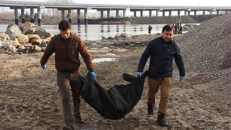 Helfer bergen eines der toten Kinder am Ufer des türkisch-griechischen Grenzflusses Evros.