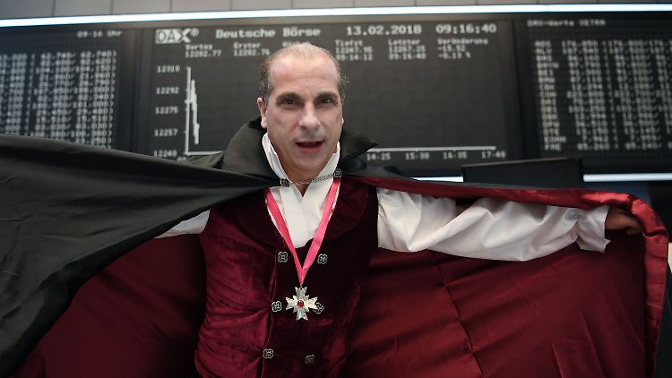 Selbstironie? Ein Börsianer in Frankfurt hat sich als Dracula verkleidet. 