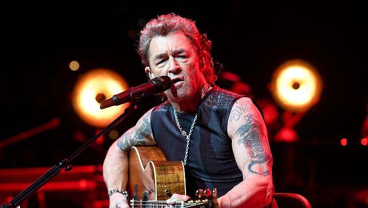 "Über sieben Brücken musst du gehen ...": Maffay tourt unplugged.