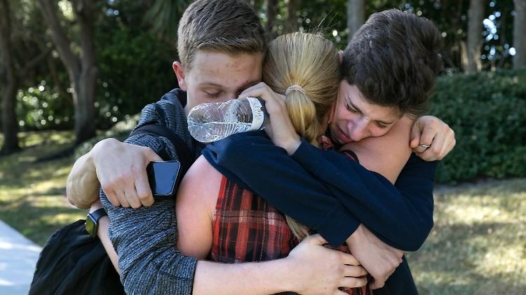 Schüler spenden einander Trost.