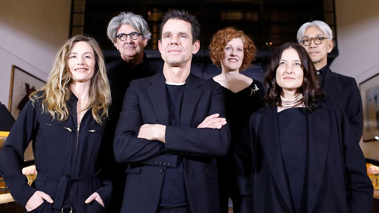 Die Jury: Präsident der Jury Tom Tykwer (M) mit Schauspielerin Cecile de France (l) Fotograf und Direktor des "Filmoteca Espanola" Chema Prado, Produzentin Adele Romanski, Komponist Ryuichi Sakamoto und Filmkritikerin Stephanie Zacharek.