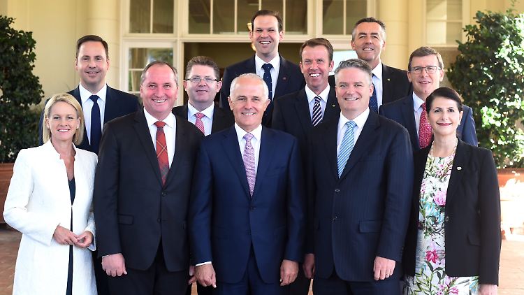 Australiens Kabinett: Regierungschef Turnbull steht in der Mitte - mit seinem Stellvertreter Joyce (rotkarierte Krawatte) zu seiner Rechten.