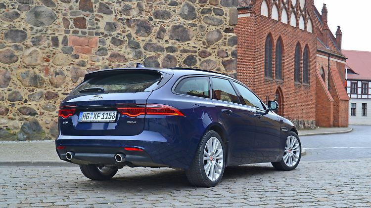 Mit 700 Newtonmeter maximalem Drehmoment an der Hinterachse des Jaguar XF Sportbrake kommt das Heck schnell in Bewegung.