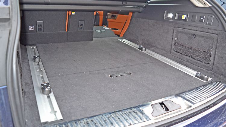565 Liter Kofferraum bietet der Jaguar XF Sportbrake. Wird die Rücklehne komplett umgelegt, erweitert es sich über eine plane Fläche auf 1700 Liter.