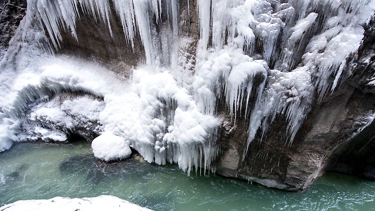 Die Eiszapfen im bayerischen Garmisch-Partenkirchen beweisen es: Es bleibt eisig kalt in Deutschland.