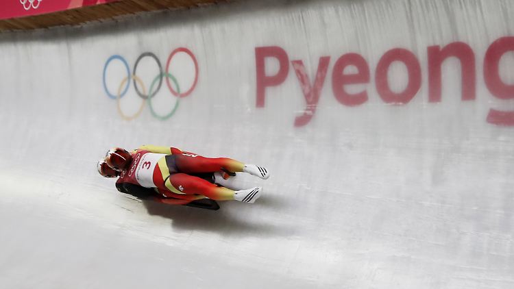 Im olympischen Eiskanal konnten sich die deutschen Rodler nur selbst schlagen, was sie einmal taten.