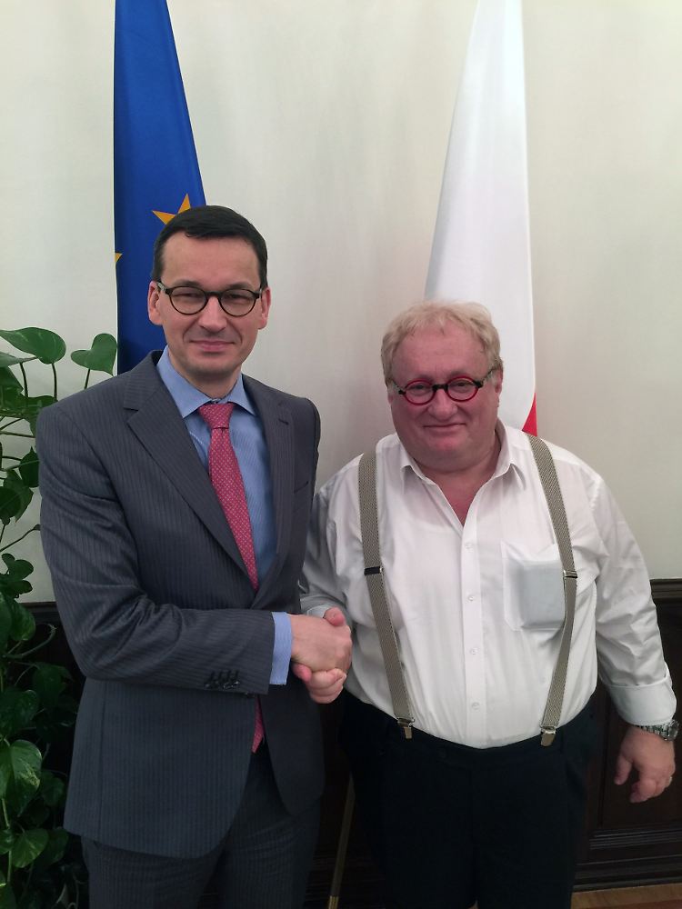 Der polnische Ministerpräsident Morawiecki (l.) gemeinsam mit Tenenbom. Tenenbom ist ein israelisch-amerikanischer Autor, Regisseur und Leiter des Jewish Theater of New York.