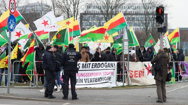 "Keine Deals mit Erdogan!": Prokurdische Demonstranten standen vor dem Kanzleramt.