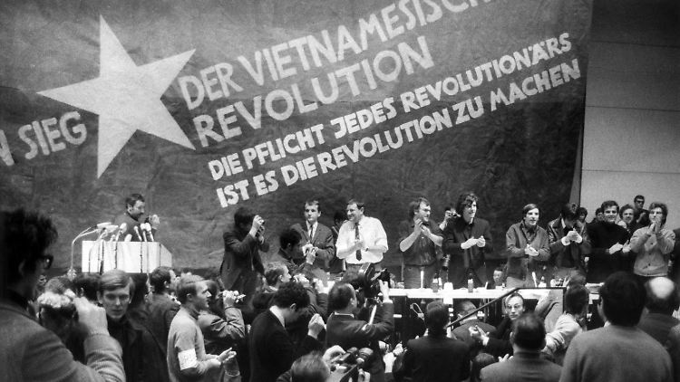Etwa 3000 Menschen versammeln sich zum "Internationalen Vietnam-Kongress" am 17. Februar 1968.