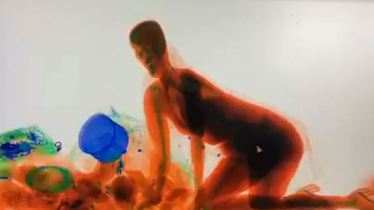 Abstrakte Kunst? Nein, hier klettert eine Frau beim Sicherheitscheck durch einen Röntgenapparat.