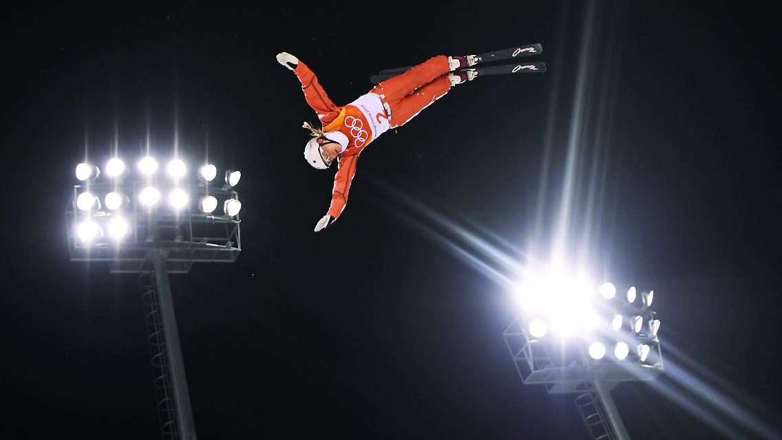 Bei Freestyle fliegen die Athletinnen meterweit durch die Luft.