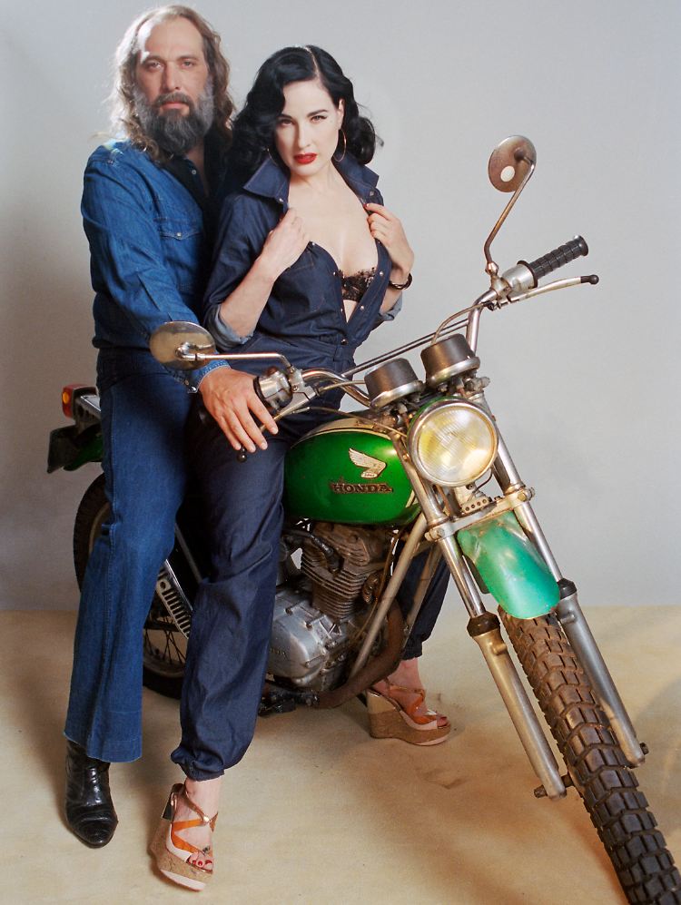 Lust auf eine Ausfahrt? Das Album von Sébastien Tellier und Dita von Teese ist ab sofort erhältlich.