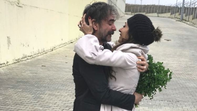 Ehefrau Dilek Mayatürk empfängt Yücel vor dem Gefängnis mit einem Strauß Blumen. 