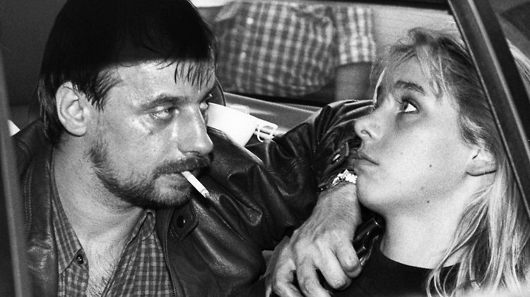August 1988: Dieter Degowski bedroht in Köln die Geisel Silke Bischoff. Sie wurde bei der Geiselnahme erschossen.