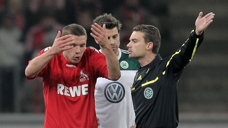 Wieder kein Heimsieg: Lukas Podolski im Gespräch mit Schiedsrichter Guido Winkmann.