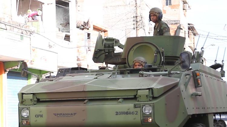 Panzer in Rio de Janeiro - das Militär bekommt nun die Verantwortung für die Sicherheit in der Stadt.