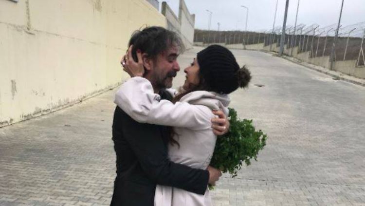 Yücels Ehefrau Dilek Mayatürk Yücel schloss den 44-Jährigen noch am Gefängnistor in ihre Arme.