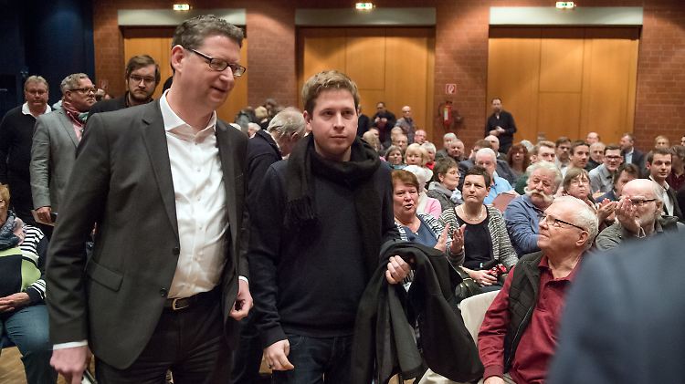 Der Juso-Bundesvorsitzende Kevin Kühnert und der hessische SPD-Landesvorsitzende Thorsten Schäfer-Gümbel bei einer Podiumsdiskussion in Recklinghausen..