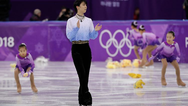 Hübsche Tradition: Yuzuru Hanyu wird mit Plüschbären überhäuft.