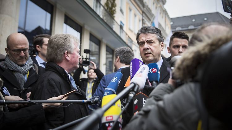Außenminister Sigmar Gabriel sammelt Punkte bei der Münchner Sicherheitskonferenz. Doch reicht es, um sich im Fall einer Großen Koalition in der Regierung zu halten?