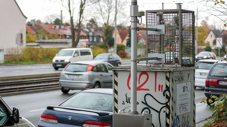 Luftüberwachungsanlage an einer Straße in Halle/Saale.