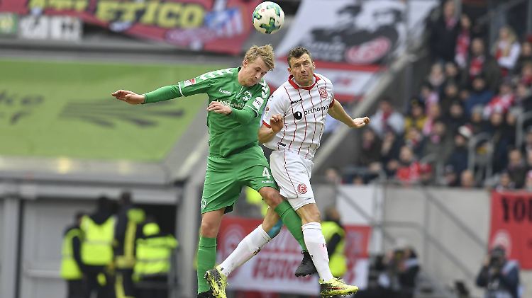 Neutrales Bild, ging ja auch unentschieden aus: Fürths Lukas Gugganig im Kopfballduell mit dem Düsseldorfer Oliver Fink.