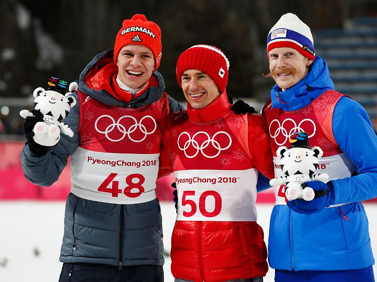 Olympische Überflieger: Wellinger teilte sich das Podest mit Gold-Mann Kamil Stoch und dem Norweger Robert Johansson (r.).