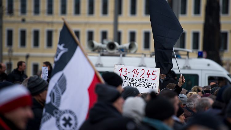Neo-Nazis während der Demo in Dresden.