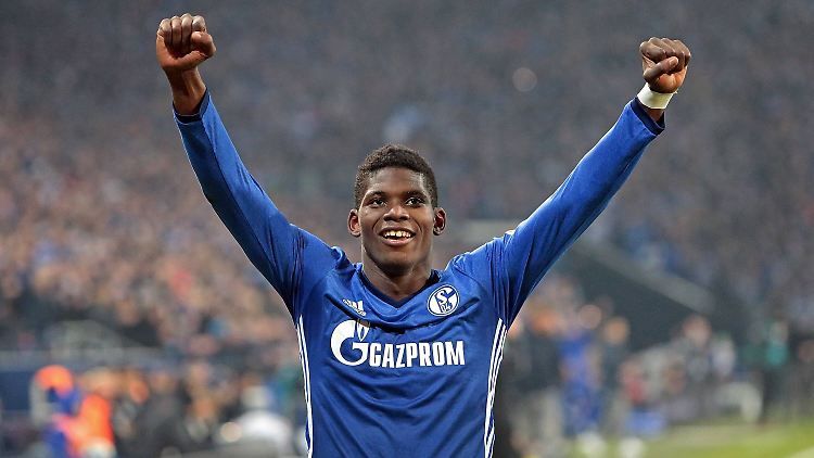 Seht her, ich war's: Schalkes Breel Embolo nach seinem Tor zum 2:0 in der 28. Minute. Seinem Treffer nach einer knappen Viertelstunde hatte Schiedsrichter  Benjamin Brand nach Videbeweis die Anerkennung verweigert, weil Embolo im Abseits stand.