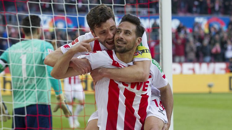 Da war die Kölner Welt noch in Ordnung: Claudio Pizarros feiert mit Jonas Hector sein Tor zum 2:1 - was dann nicht zählte.