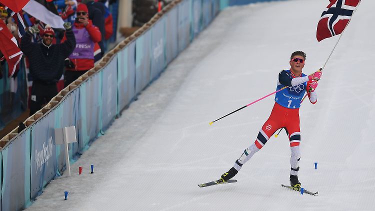 Jungstar Johannes  Hösflot Kläbo führt Norwegen zu Staffel-Gold.