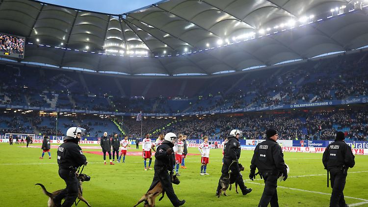 Nur mit Mühe können die Ordner im HSV-Stadion einen Platzsturm verhindern.